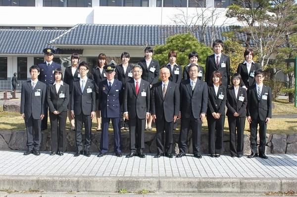 スーツ姿の新入職職員と酒井市長の集合写真